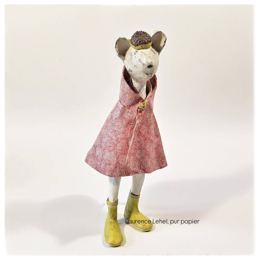 "Un jour de pluie", une souris bien équipée à retrouver sur la market place @empreintesparis
#sculpturepapier #papersculpture
#pieceunique #uniquepiece
#laurencelehel #purpapier #paperartiste