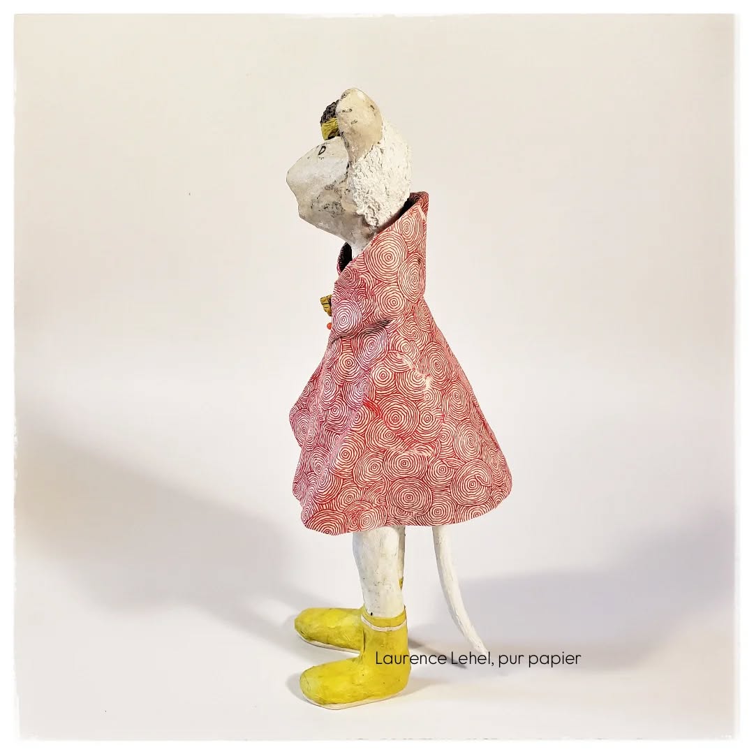 "Un jour de pluie", une souris bien équipée à retrouver sur la market place @empreintesparis
#sculpturepapier #papersculpture
#pieceunique #uniquepiece
#laurencelehel #purpapier #paperartiste