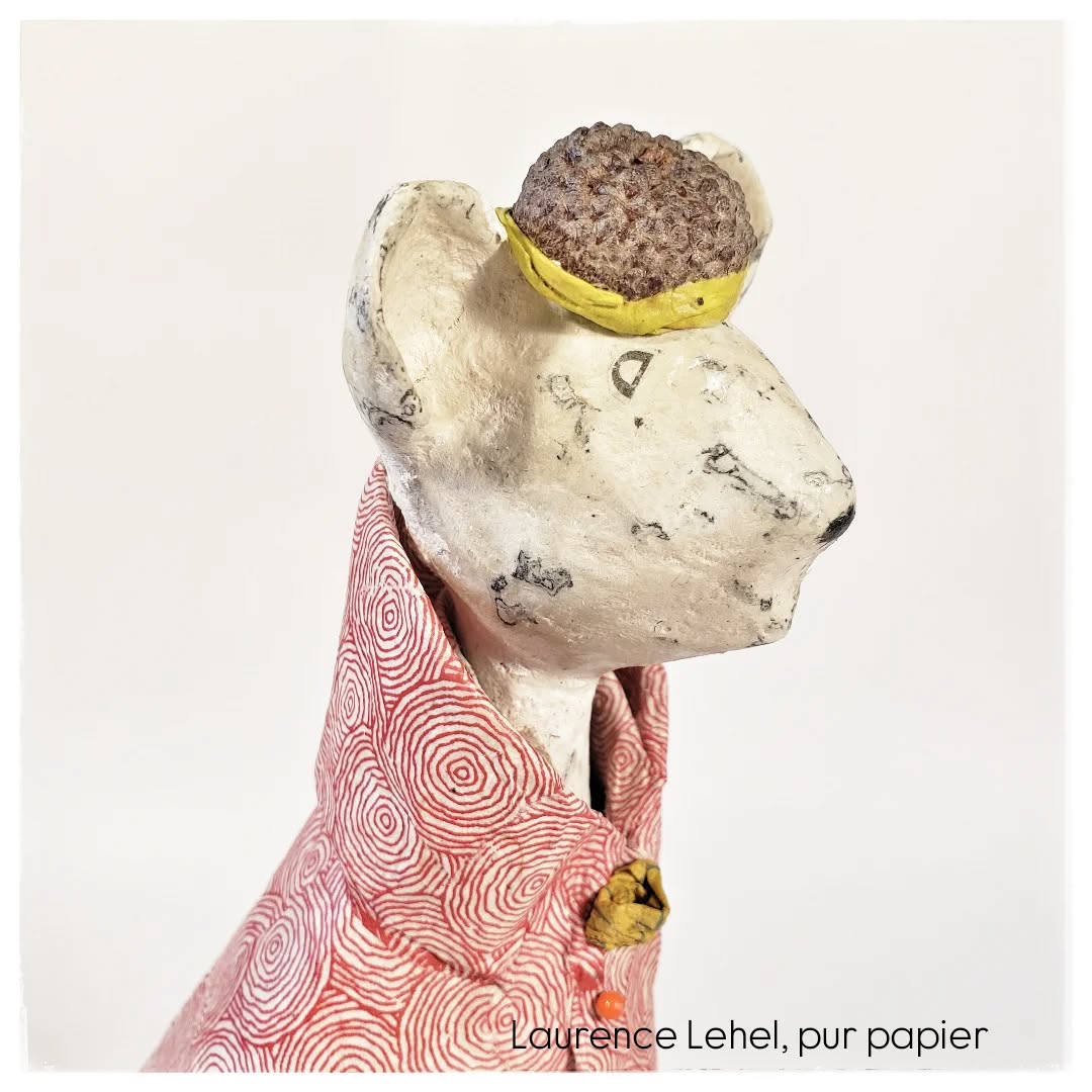 "Un jour de pluie", une souris bien équipée à retrouver sur la market place @empreintesparis
#sculpturepapier #papersculpture
#pieceunique #uniquepiece
#laurencelehel #purpapier #paperartiste