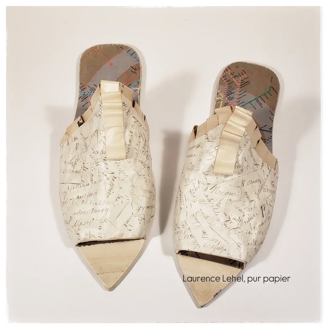 Sandales exposées chez Empreintes
#sculpturepapier #papersculpture
#pieceunique #uniquepiece
#laurencelehel #purpapier #paperartiste