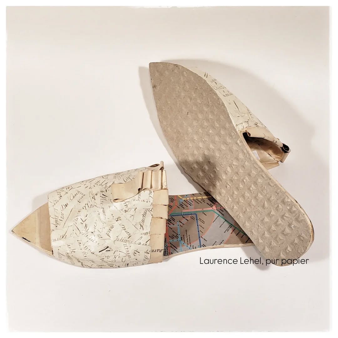 Sandales exposées chez Empreintes
#sculpturepapier #papersculpture
#pieceunique #uniquepiece
#laurencelehel #purpapier #paperartiste