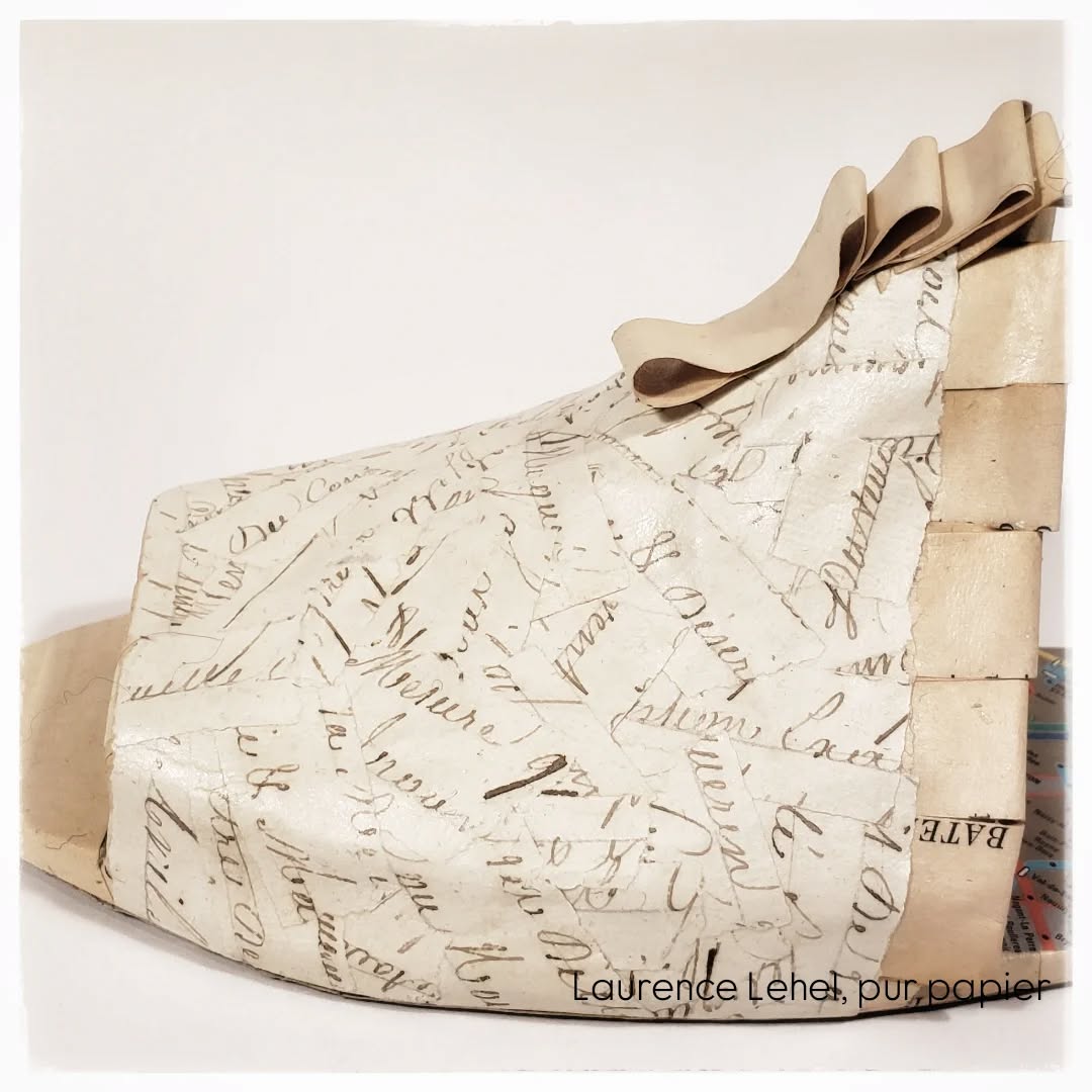Sandales exposées chez Empreintes
#sculpturepapier #papersculpture
#pieceunique #uniquepiece
#laurencelehel #purpapier #paperartiste