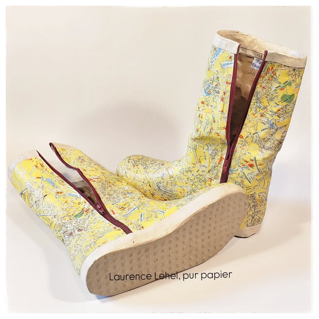 C'est la saison des bottes jaunes.
#bottesjaunes #yellowboots
#sculpturepapier #papersculpture
#pieceunique #uniquepiece
#laurencelehel #purpapier #paperartiste