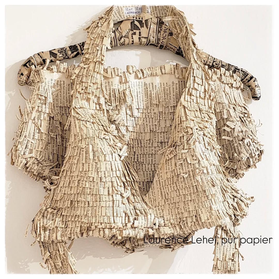 "Maillot de bain poilu", actuellement exposé à Viroflay dans la galerie À l'écu de France.
#sculpturepapier #papersculpture
#viroflay #galeriealécudefrance
#laurencelehel #purpapier #paperartiste