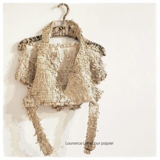 "Maillot de bain poilu", actuellement exposé à Viroflay dans la galerie À l'écu de France.
#sculpturepapier #papersculpture
#viroflay #galeriealécudefrance
#laurencelehel #purpapier #paperartiste