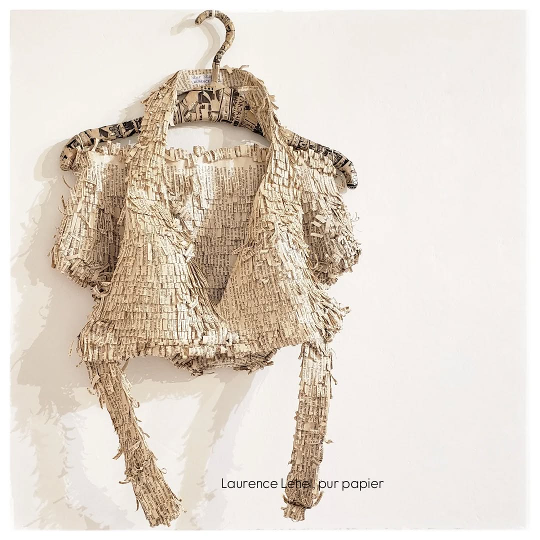 "Maillot de bain poilu", actuellement exposé à Viroflay dans la galerie À l'écu de France.
#sculpturepapier #papersculpture
#viroflay #galeriealécudefrance
#laurencelehel #purpapier #paperartiste