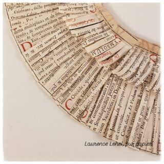 Collier'thnique en papier
#laurencelehel #purpapier #paperartiste
#pieceunique #uniquepiece papier