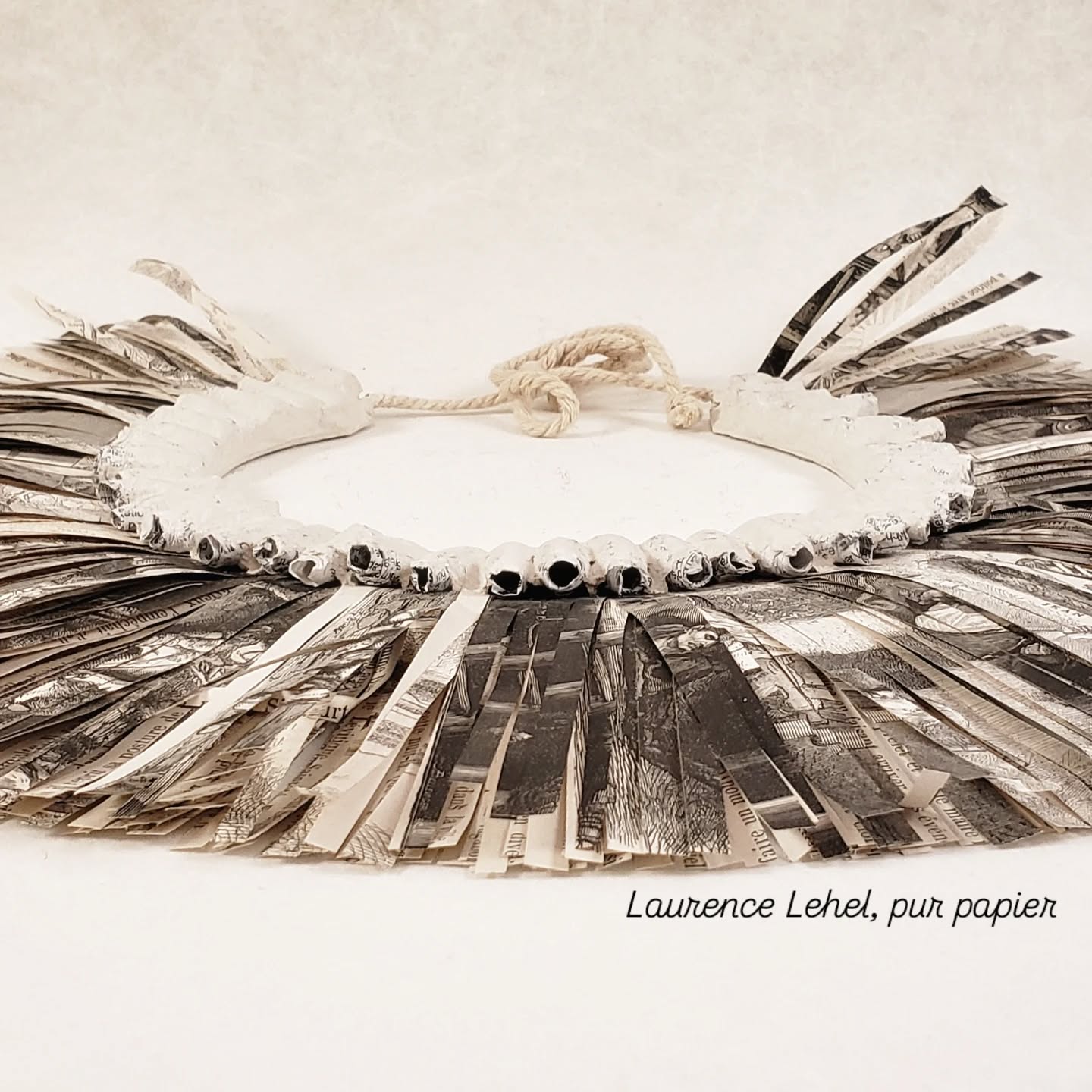Un collier'thnique en papier
#laurencelehel #purpapier #paperartiste
#pieceunique ##uniquepiece
