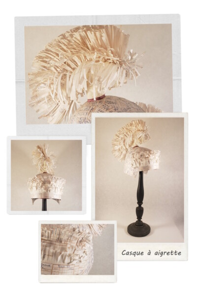 Casque à aigrette posé sur un socle en bois. Un casque à aigrette en papier