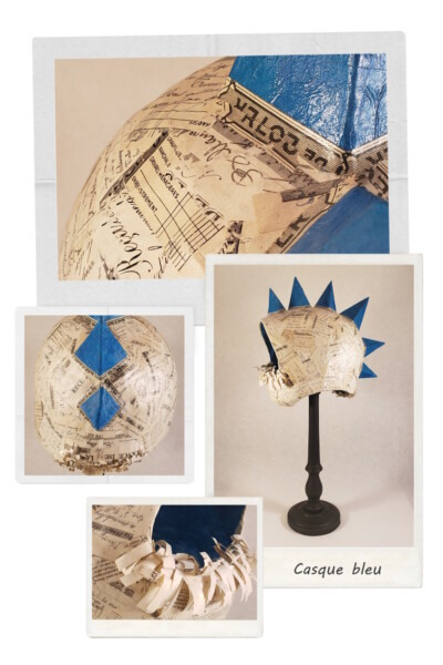 Ce casque bleu est posé sur un socle en bois. Casque bleu en papier